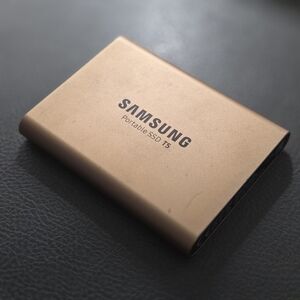 Samsung Portable SSD T5 in Gold